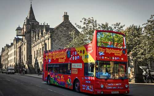 Tour Hop-On Hop-Off di Edimburgo Autobus panoramico davanti al Castello di Edimburgo