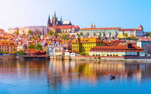 Tour in autobus Hop-On Hop-Off di Praga Autobus panoramico davanti al Castello di Praga